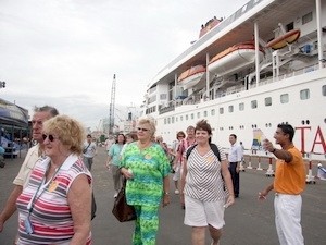 Foreign visitors arrive in Ho Chi Minh City on a five-star international cruise ship on March 22. (Filed photo)
